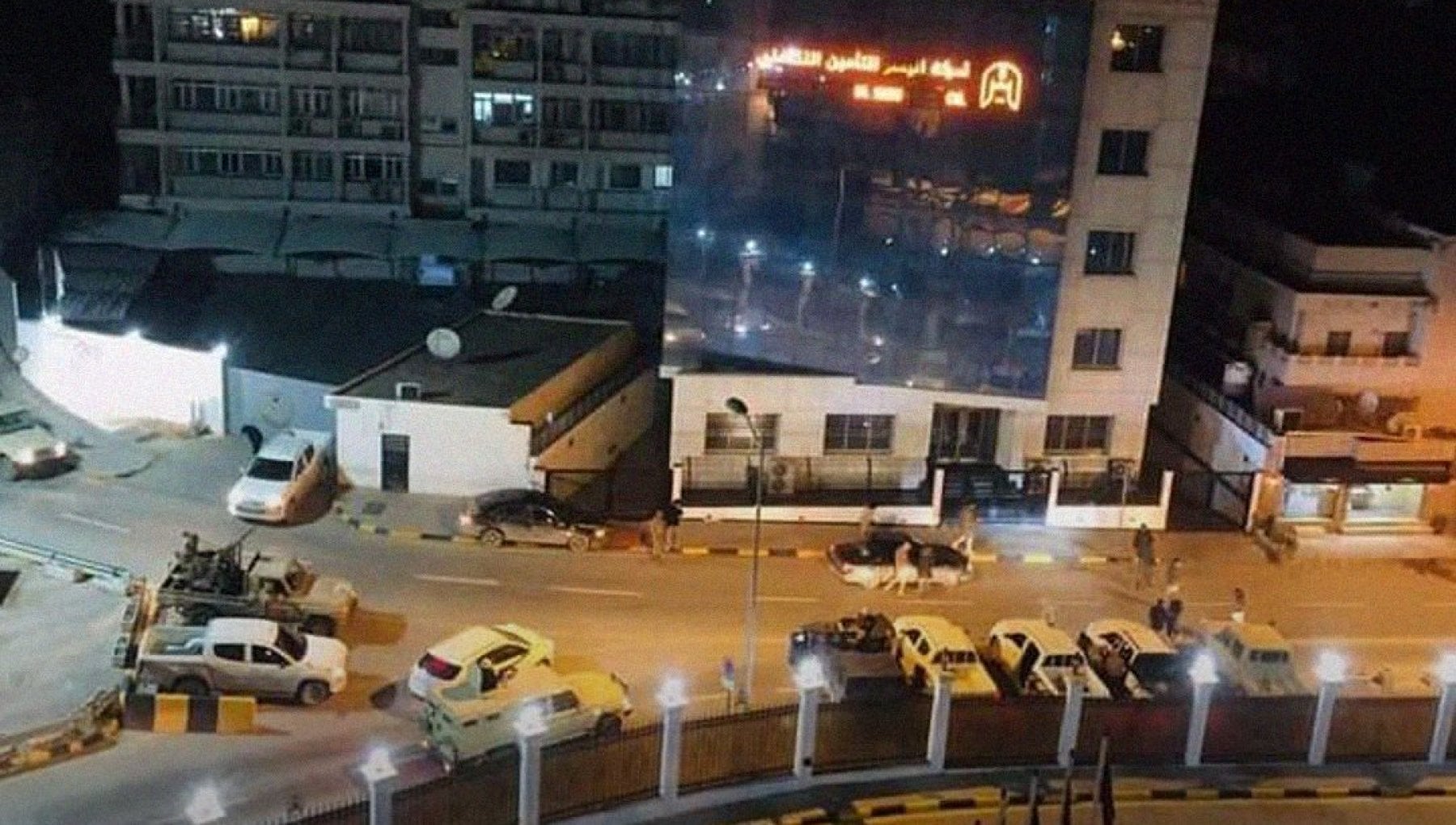 La sede del governo a Tripoli è stata assediata da gruppi armati : "In Libia non si vota" La sede del governo a Tripoli è stata assediata da gruppi armati : "In Libia non si vota"