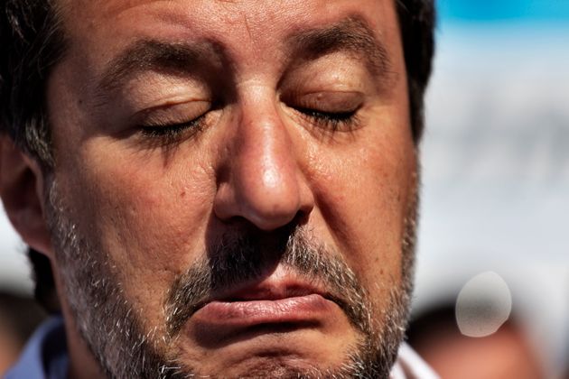 Salvini alla frutta 'denuncia' una rissa tra migranti, ma i social lo bocciano: "Pensa ai tuoi banditi"