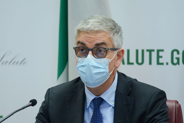 Brusaferro: "I contagi crescono e abbiamo 11 casi accertati di variante Omicron"