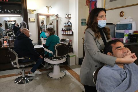 A Palermo ci si vaccina dal barbiere: così è stato convinto anche un no-vax a fare la prima dose