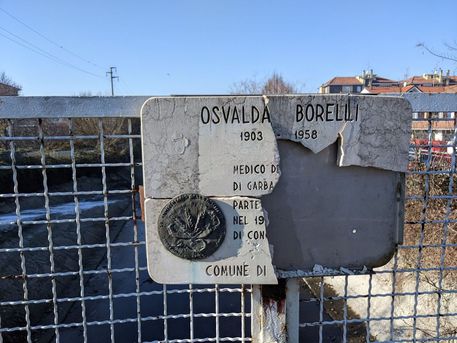 Distrutta la lapide di Osvalda Borelli: fu medico, antifascista e partigiana deportata nel lager di Bolzano