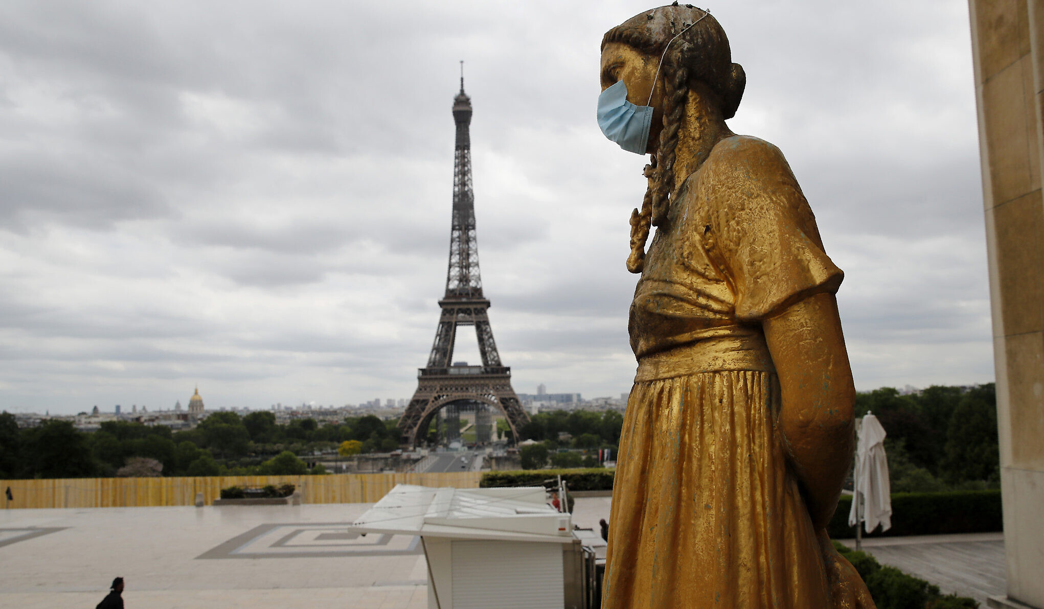 In Francia misure più strette verso i no-vax mentre Parigi sospende i concerti di fine anno sugli Champs-Elysees