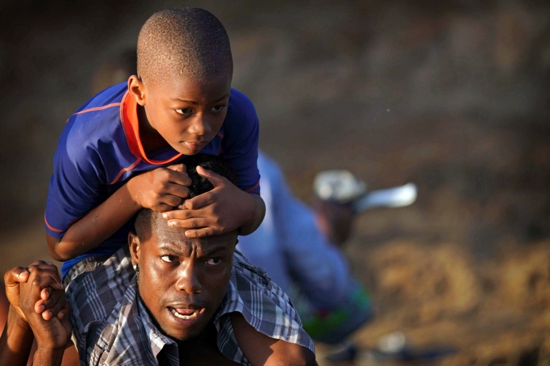 Un gruppo di migranti haitiani ha denunciato Biden per razzismo