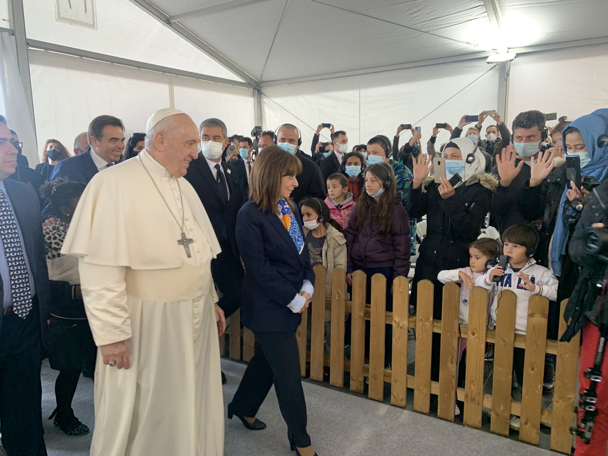 Il Papa a Lesbo: "Si offende Dio lasciando gli uomini in balia delle onde"