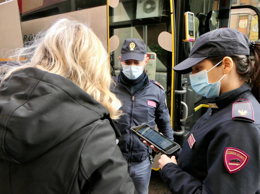 Scattati i controlli di verifica del Green pass nelle stazioni e su metro e bus: prima multa a Roma