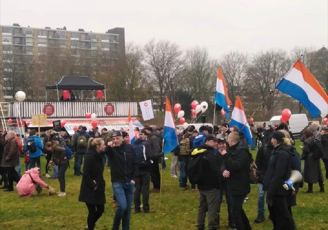 A Utrecht negazionisti e estrema destra protestano contro il green pass