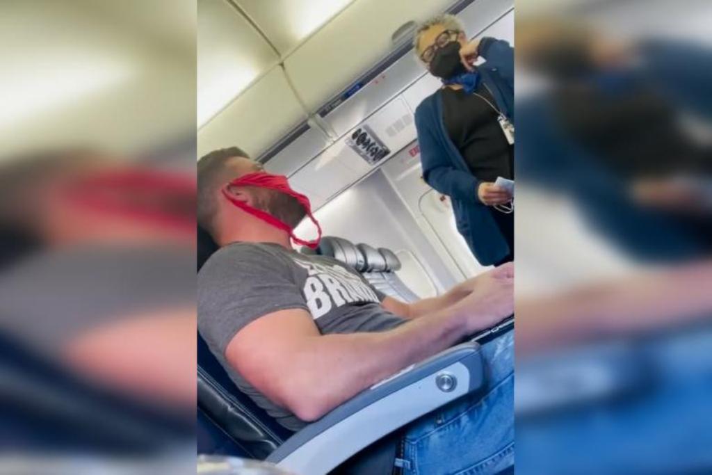 Un perizoma al posto della mascherina: no-vax cacciato da un volo della United Airlines