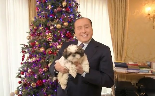 Mentre trama per il Quirinale Berlusconi si esercita e fa un video di auguri per gli italiani