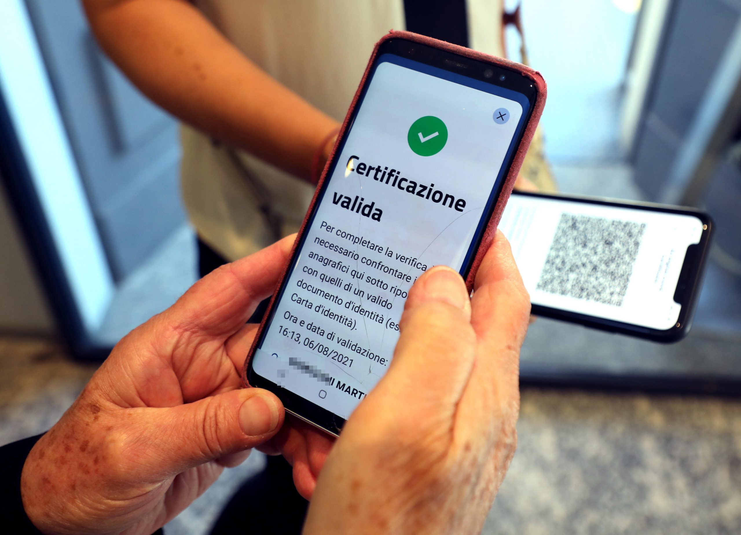 L'effetto del Super Green pass: boom di prime dosi e record di certificati scaricati in un solo giorno