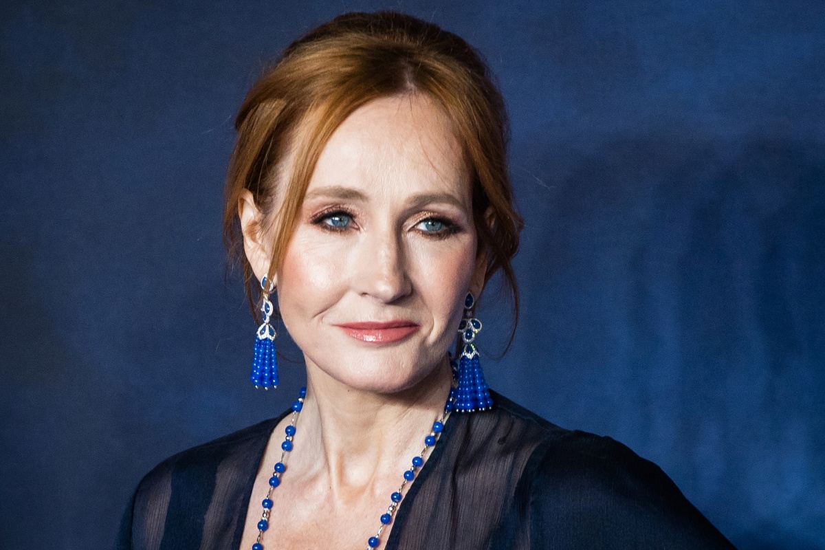 J.K. Rowling ancora accusata di transfobia: l'autrice di Harry Potter nella bufera per un tweet