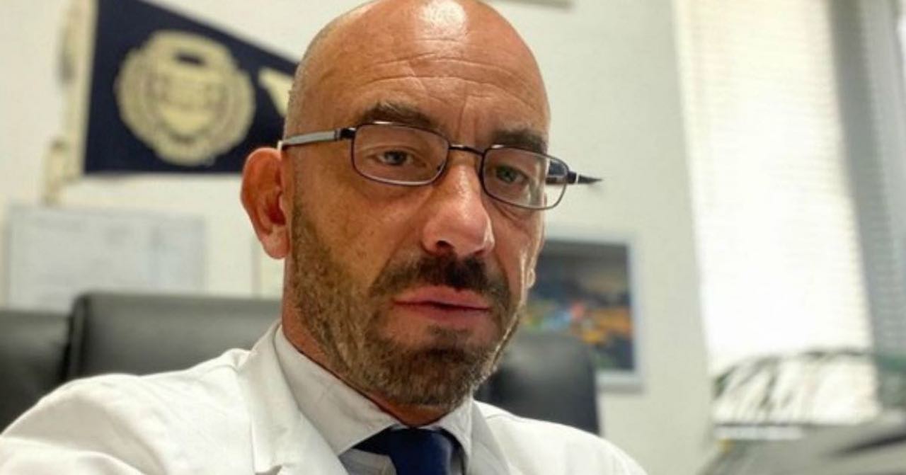 L'infettivologo Bassetti: "Omicron non buca le tre dosi e forse nemmeno le due"