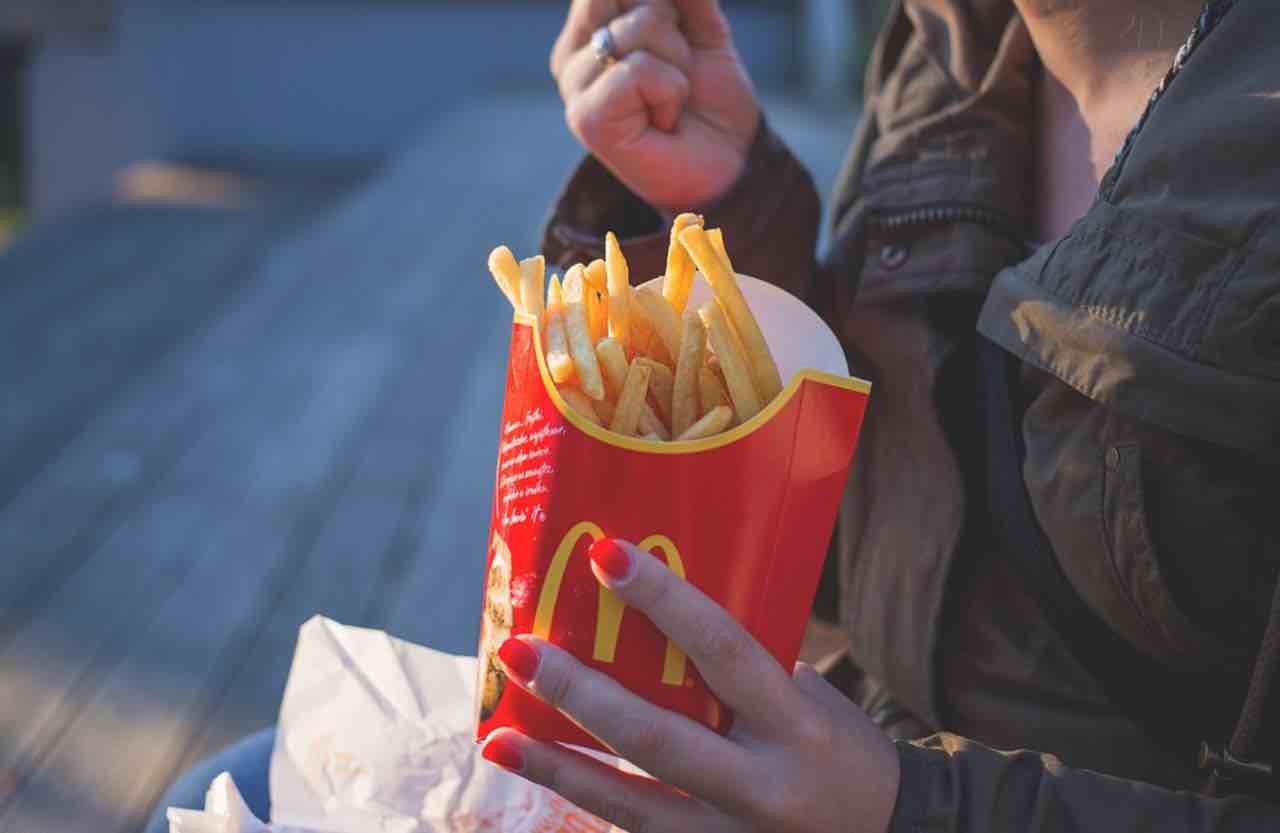 Nei McDonald's giapponesi solo patatine fritte razionate per colpa del Covid: ecco perché...