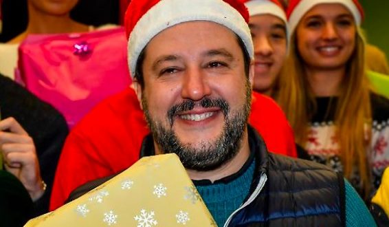 Salvini riprende la solfa sovranista del Santo Natale e del presepe, mentre i bambini migranti congelano