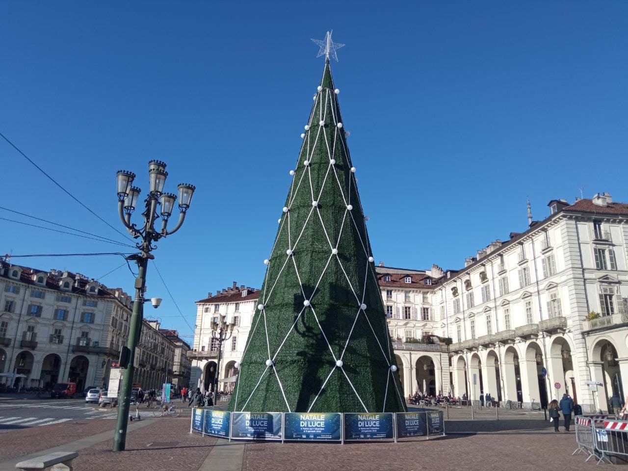 A Torino sono arrabbiati per l'albero di Natale: 