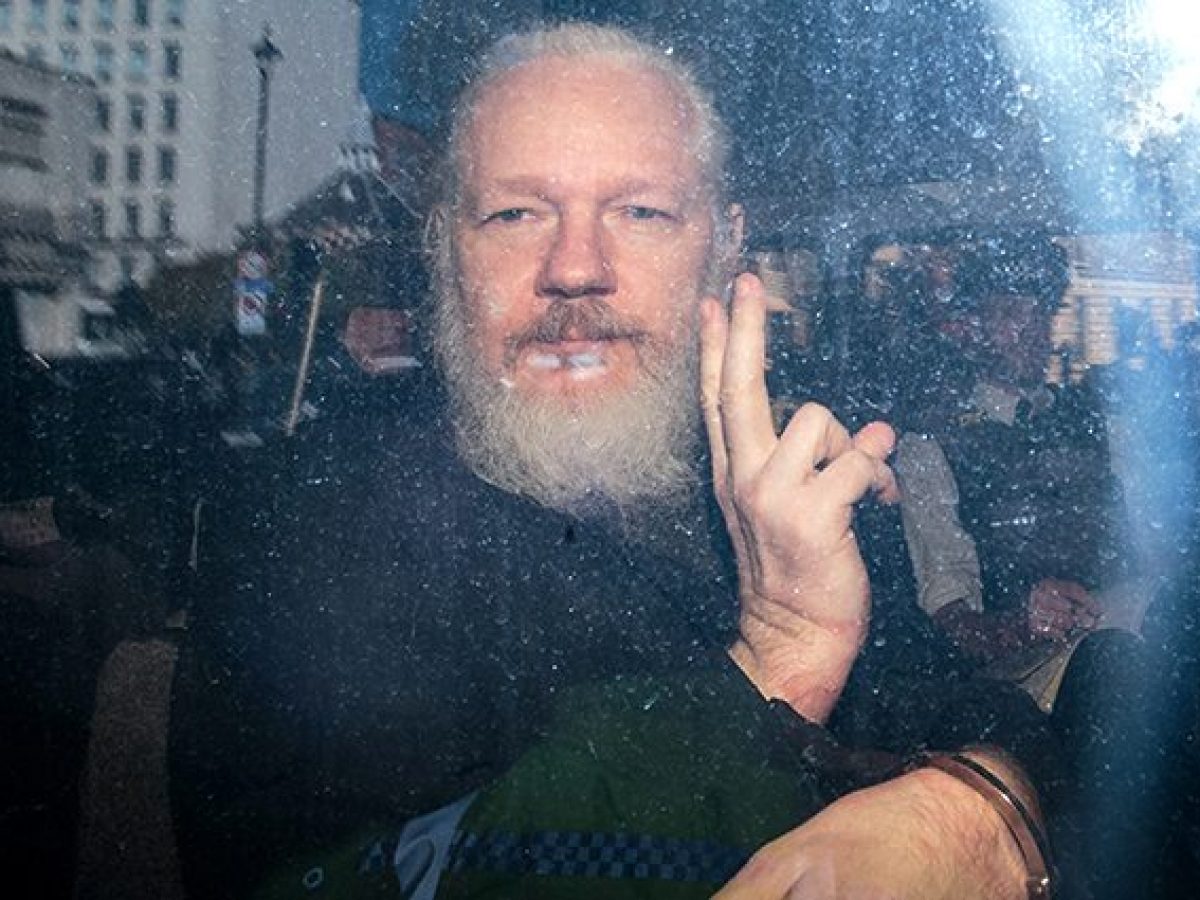 Amnesty dalla parte di Assange: "L'ok all'estradizione negli Usa è una parodia della giustizia"