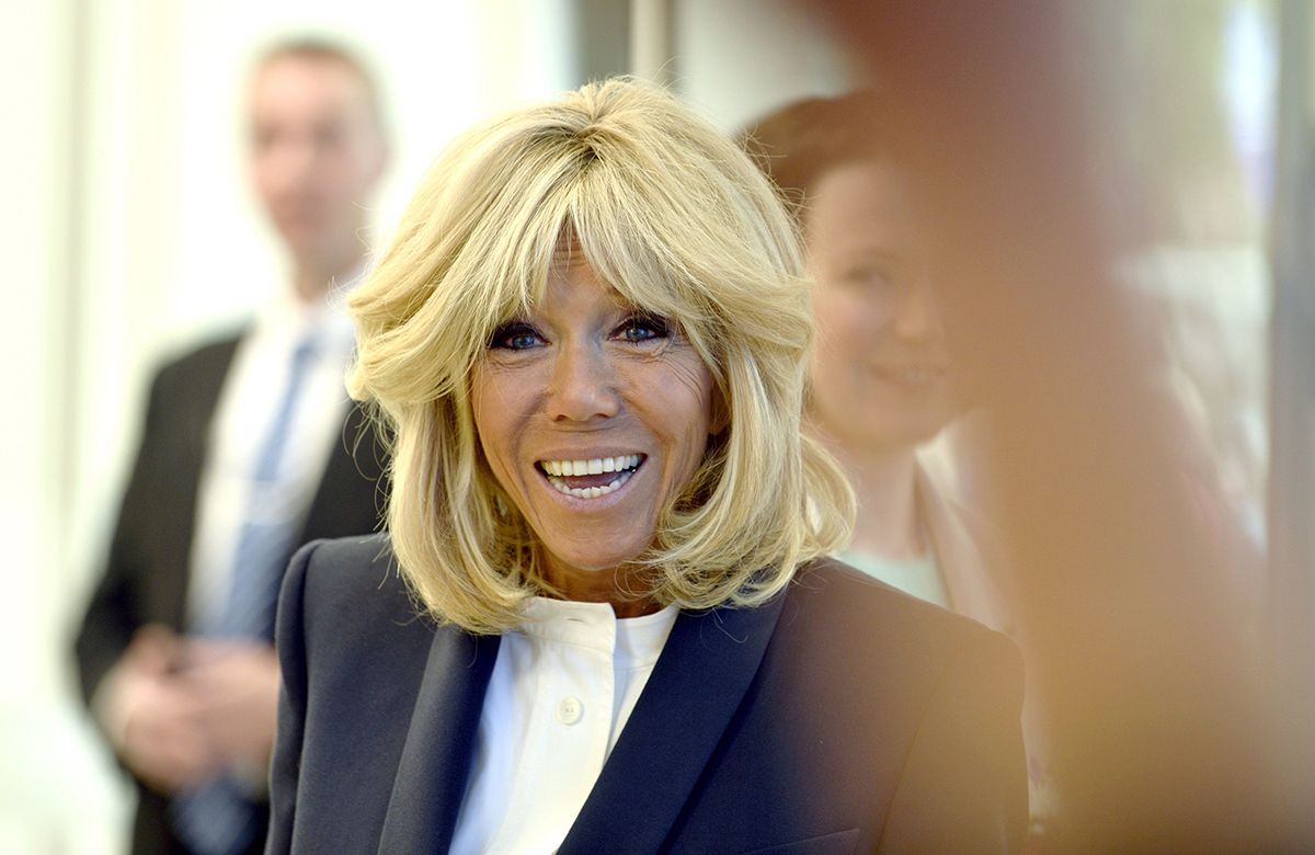 Brigitte Macron sporge denuncia contro le fake news secondo cui sarebbe nata uomo