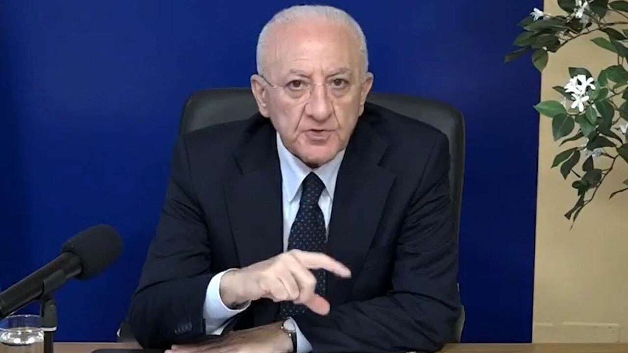 Emergenza Covid: De Luca vieta in Campania balli e feste scolastiche o di laurea al chiuso Emergenza Covid: De Luca vieta in Campania balli e feste scolastiche o di laurea al chiuso