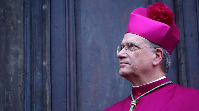Il Vescovo di Pistoia aggredito dai No Vax: aveva detto che "chi non si vaccina non può dirsi cristiano"