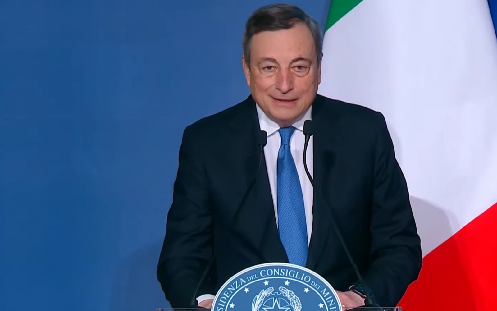 Draghi alla conferenza stampa di fine anno: "Siamo in una nuova fase della pandemia"