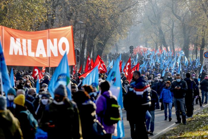 Cgil e Uil scioperano contro la manovra: fermi treni e bus. Le manifestazioni da Roma a Cagliari