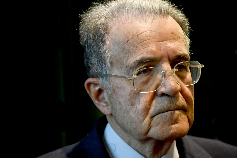 L'auto-ironia di Prodi: "Io al Quirinale? Sarebbe una sfida alla divina provvidenza"