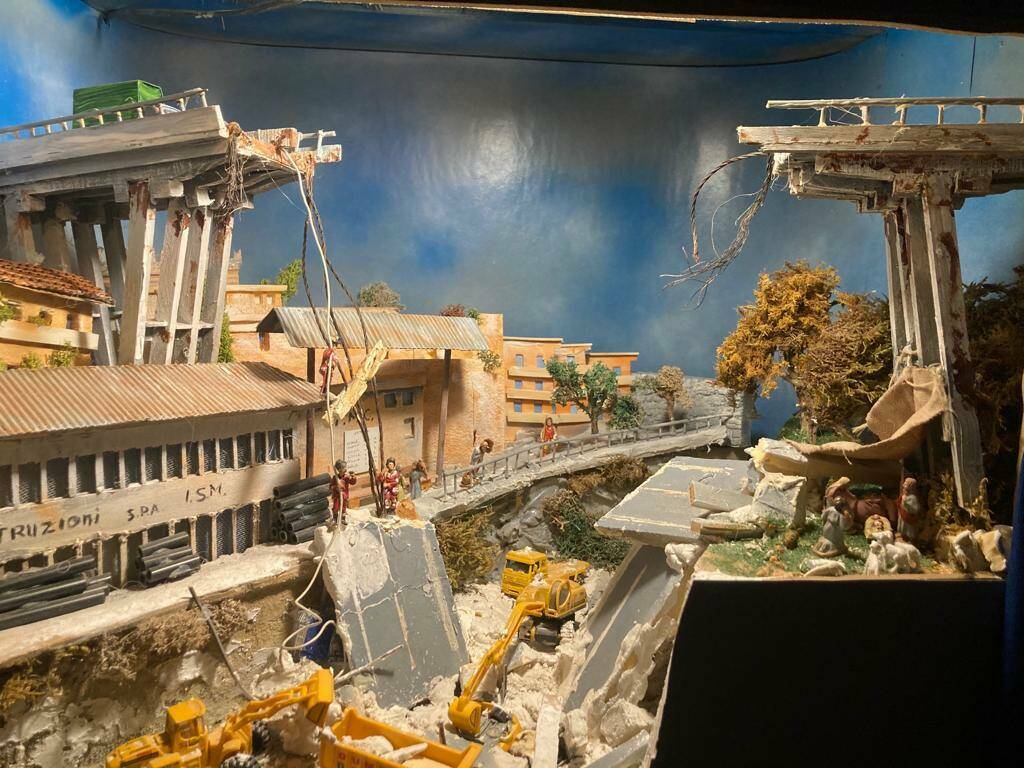 Presepe con il ponte Morandi crollato, i parenti delle vittime chiedono la rimozione: "E' orripilante, siamo allibiti"