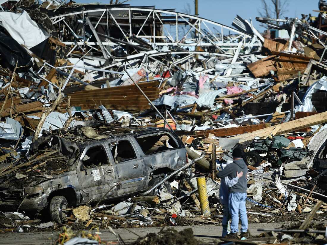 Il Kentucky in ginocchio, i tornado uccidono almeno 100 persone. Il governatore: "È il peggiore della storia"