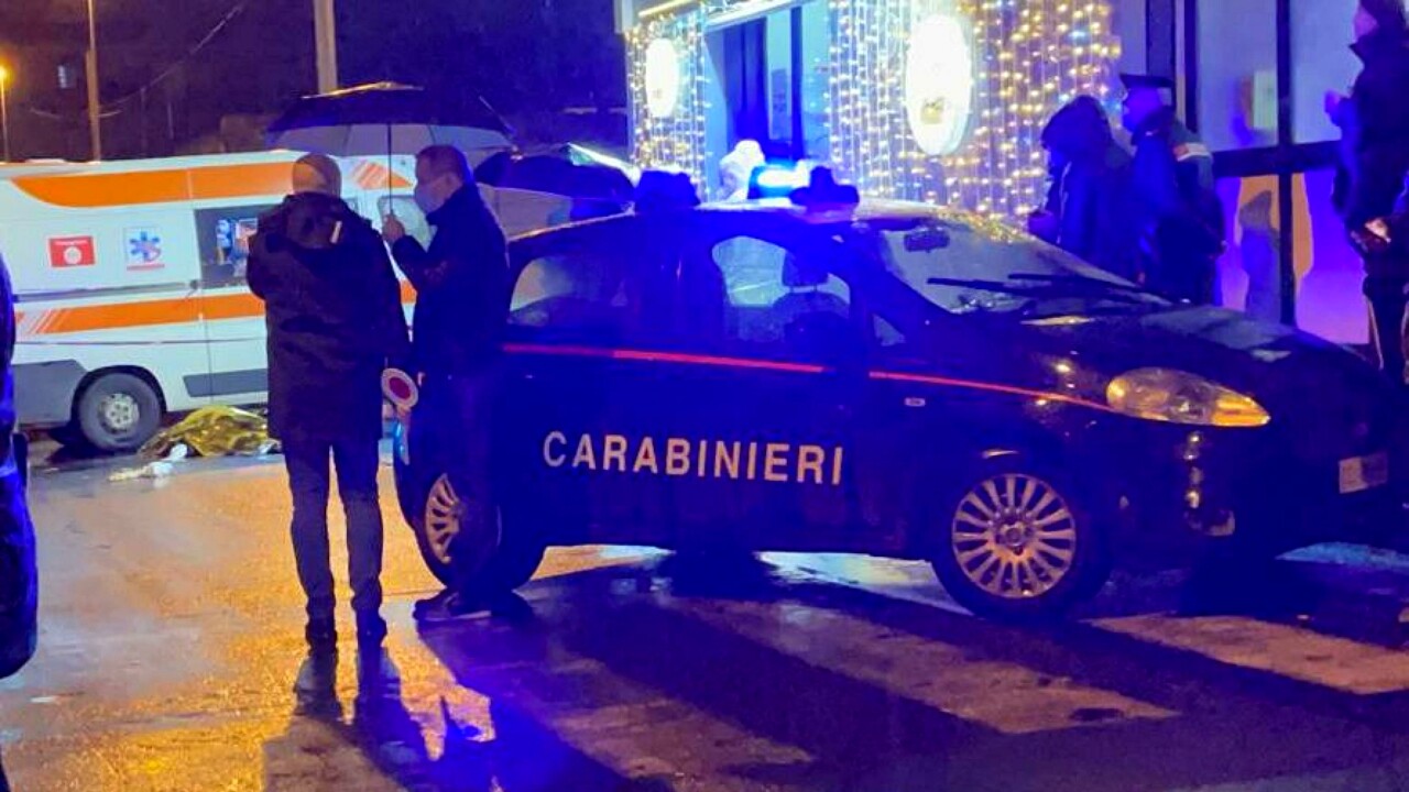 Uccisa in strada vicino Catania all'uscita dal lavoro: si indaga sulla sfera personale della vittima
