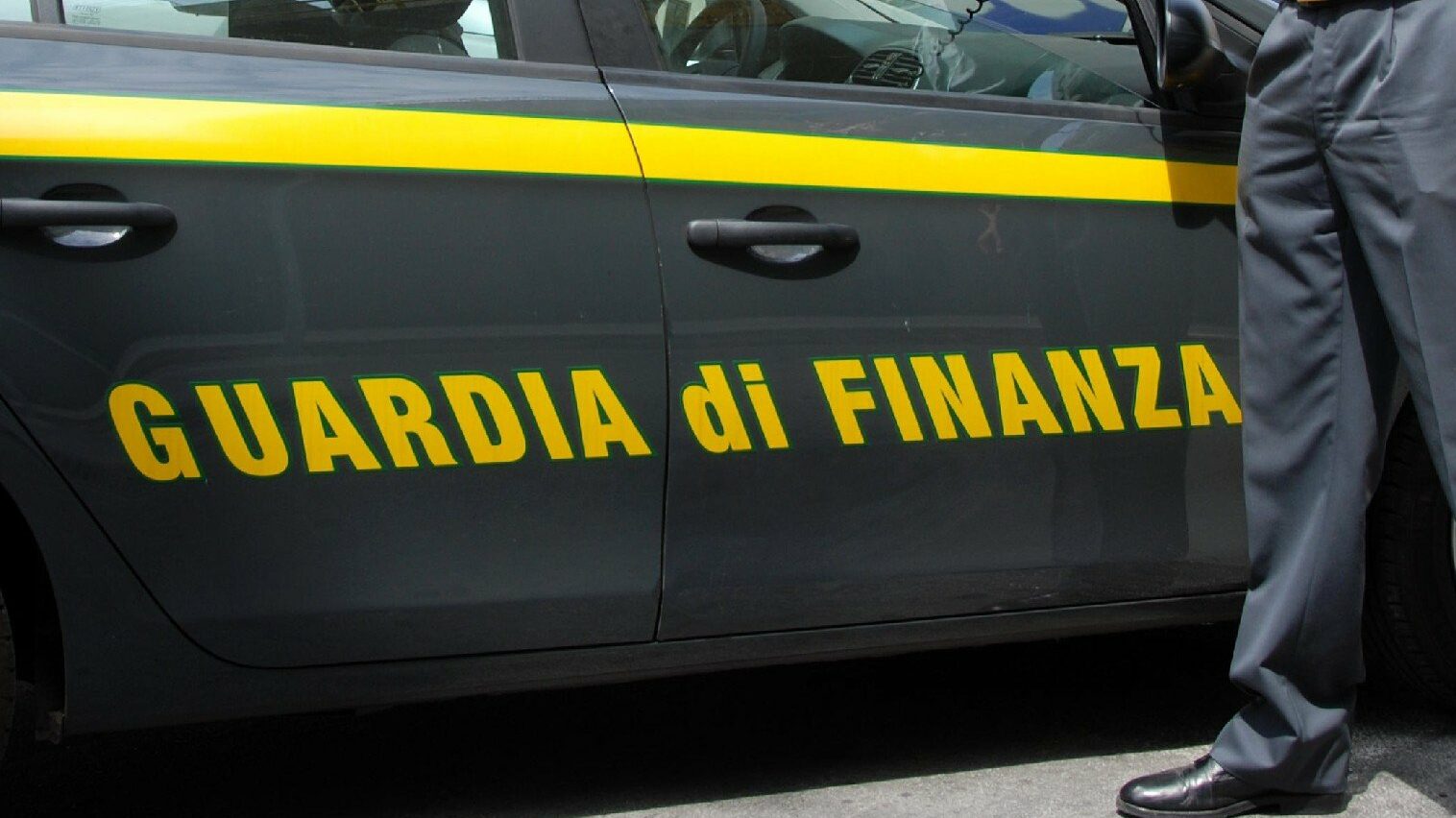 Il blitz di Carabinieri e Guardia di finanza: multe e sanzioni contro il lavoro nero e le norme anti covid