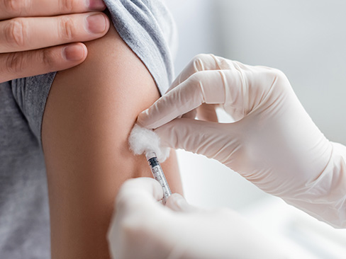 Si fa iniettare 8 dosi di vaccino in pochi mesi per rivendere il Green Pass ai No Vax
