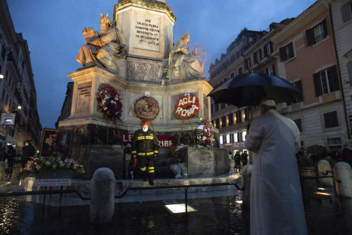 Francesco da solo per l'Immacolata in piazza di Spagna all’alba: Maria sciolga i cuori di pietra di chi innalza muri