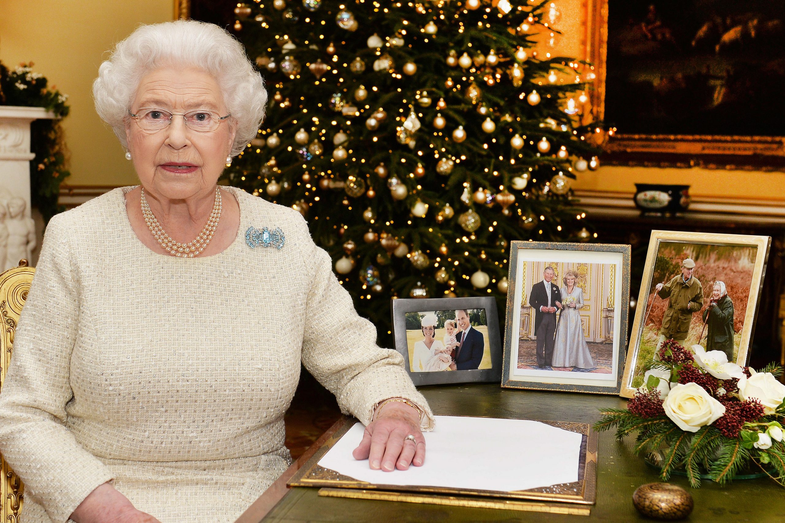 L'ombra di Omicron sulla famiglia reale: la Regina Elisabetta ha paura e annulla il pranzo di Natale