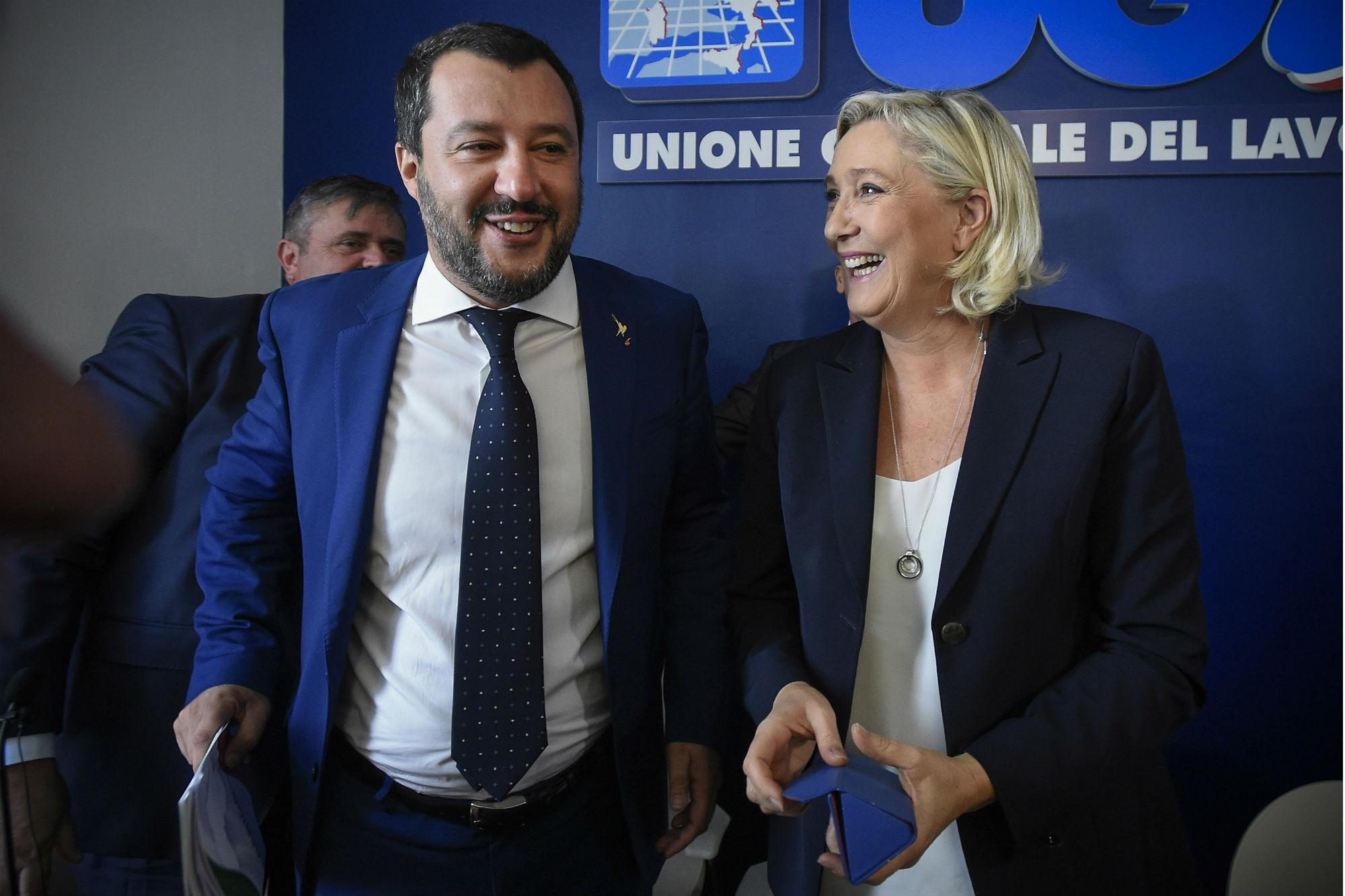 Le Pen peggio di Salvini: "Il Pass vaccinale condanna alla morte sociale i francesi no vax"