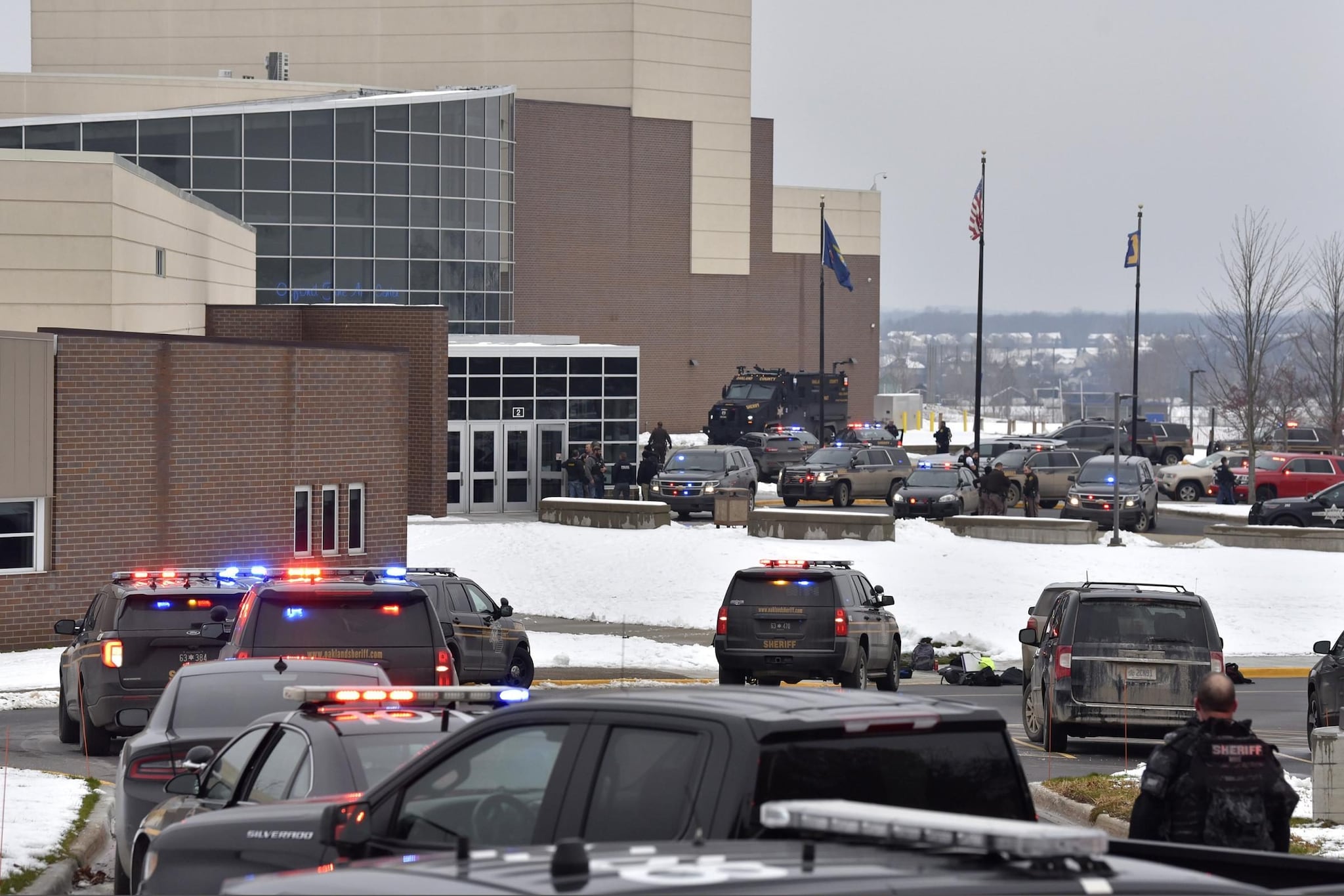 Strage nel Michigan, sparatoria in un liceo: tre morti (danni collaterali dell'economia delle armi)