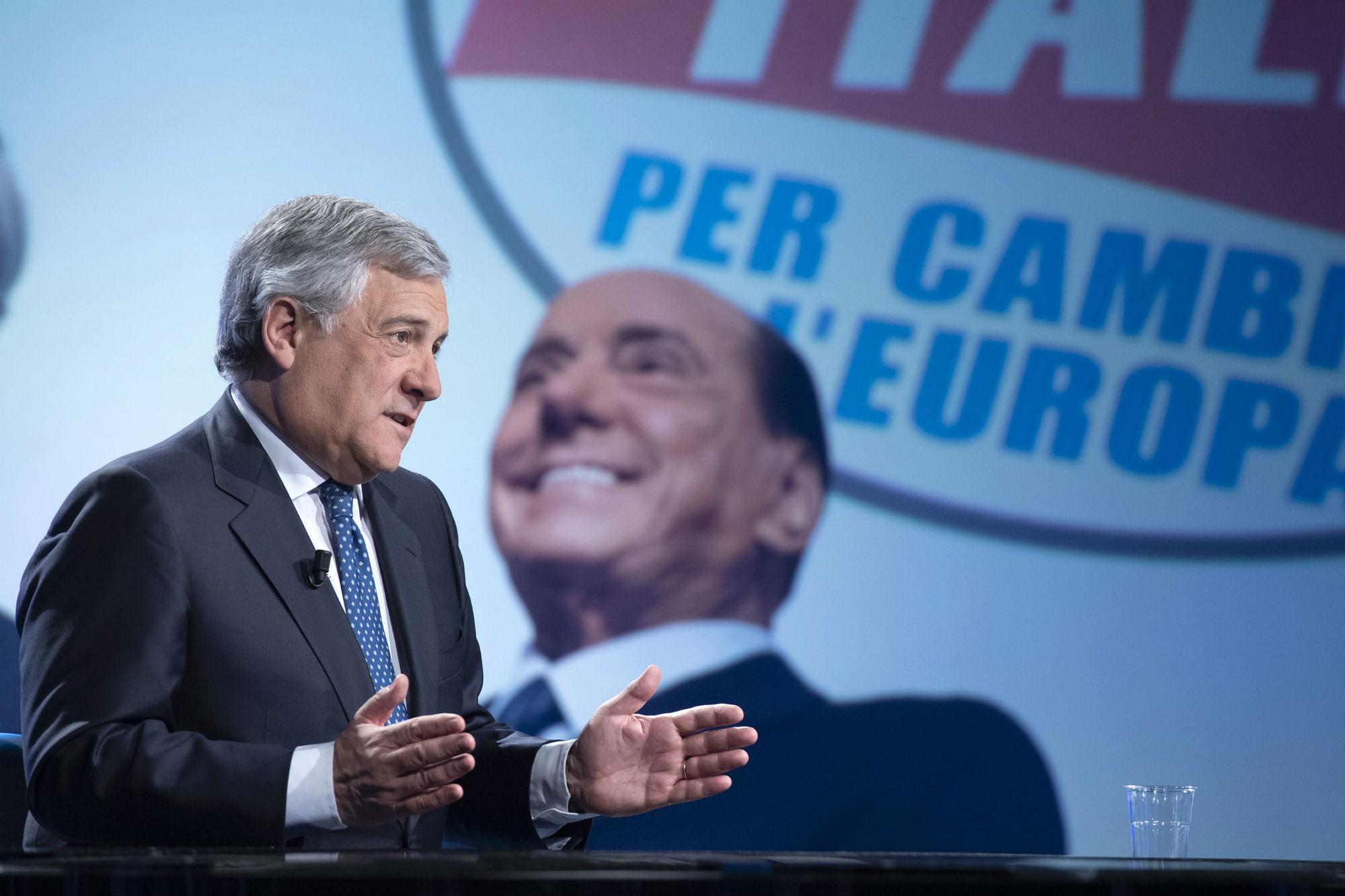 Tajani continua a 'minacciare' gli italiani: "Non accettiamo veti su Berlusconi al Quirinale"