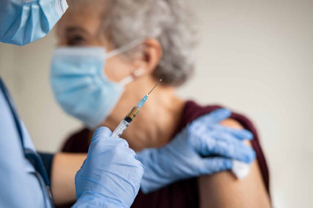 Gimbe ci dà una buona notizia sulle vaccinazioni: in una sola settimana +52% terze dosi e +35% prime