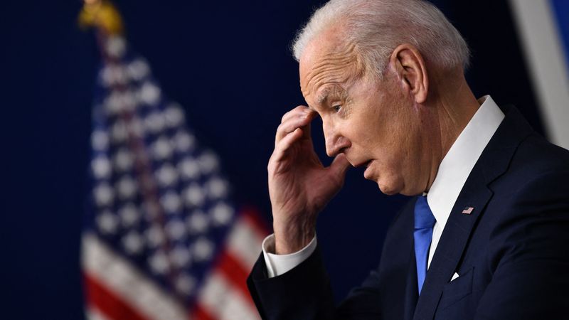 Biden in difficoltà (in casa e all'estero): troppi passi falsi mettono a rischio la vittoria dei dem alle Midterm