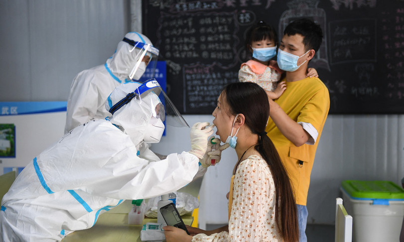 Linea durissima contro il Covid in Cina: quarantene di un mese per chi è positivo