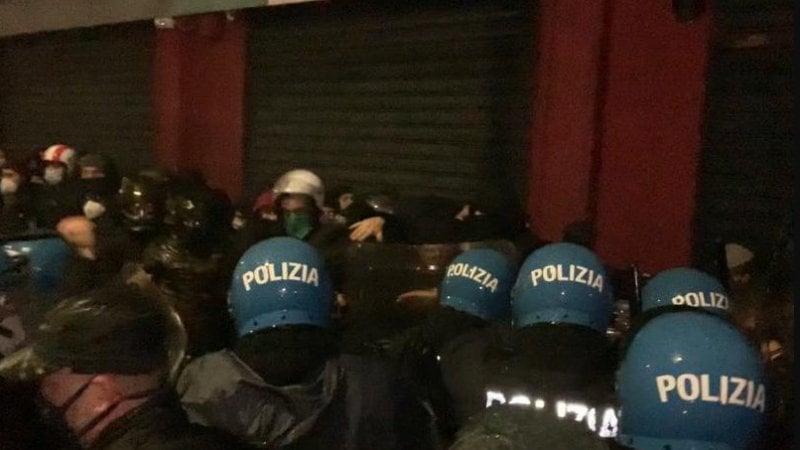 Sgomberato un locale occupato abusivamente da un circolo legato a Casapound: scontri a Roma