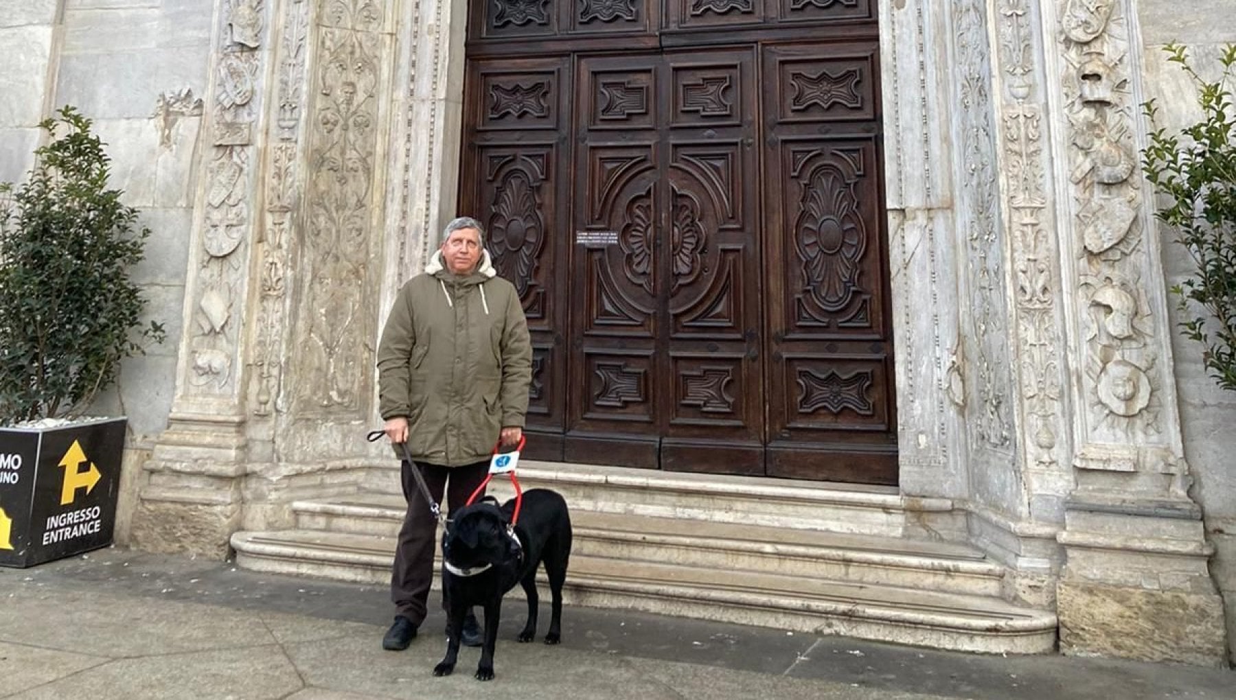 Cieco bloccato al duomo di Torino con il suo cane guida: "L'animale non può entrare". Interviene la polizia