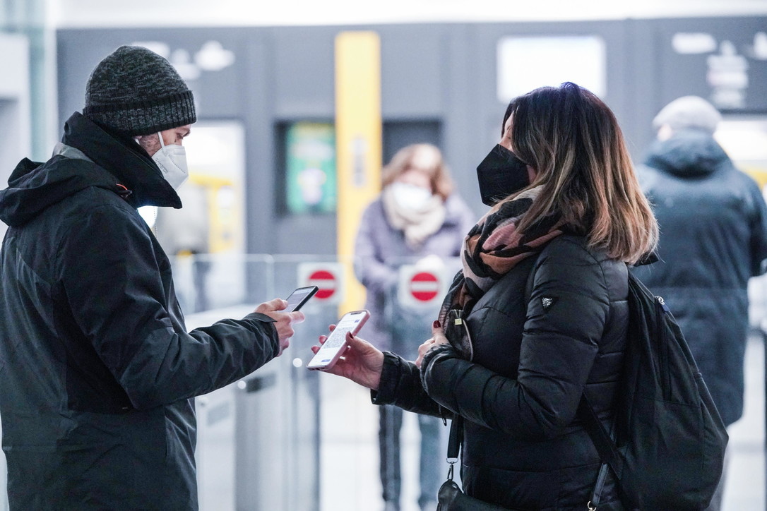 I dati migliorano, calano i contagi e finalmente anche i decessi