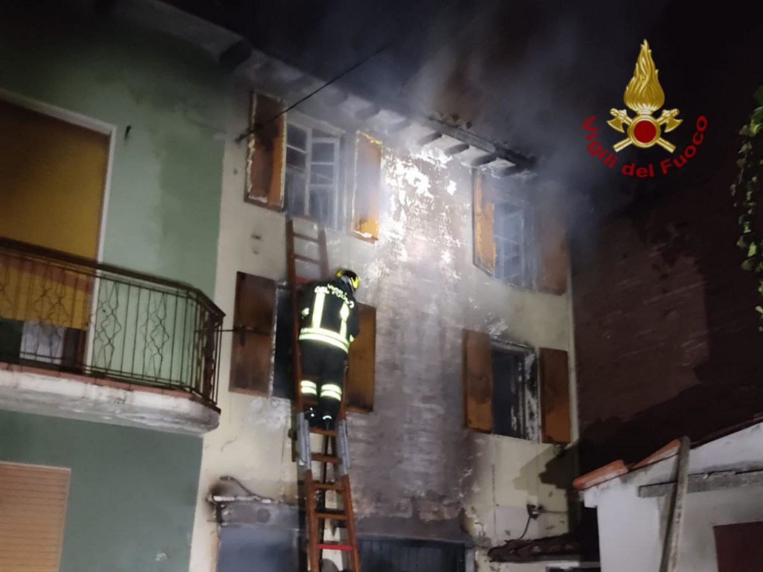 Due bambini perdono la vita in un incendio nel Reggiano: genitori in salvo