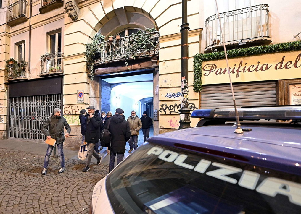 Bimba di 3 anni caduta da un palazzo: il compagno della madre fermato per omicidio