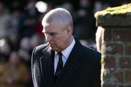 Il Principe Andrea a processo negli Usa per violenza sessuale, il gelo di Buckingam Palace: 