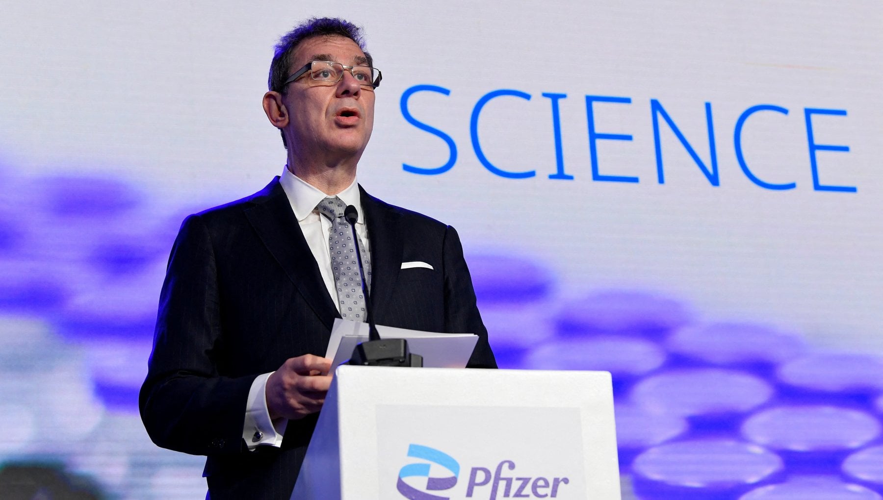 Il Ceo di Pfizer: "Con il Covid dovremo convivere per qualche anno ma presto riprenderemo la vita normale"