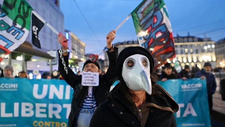 Mattei e Freccero alla guida dell'ennesima manifestazione No Green Pass: "La resistenza è un nostro dovere"