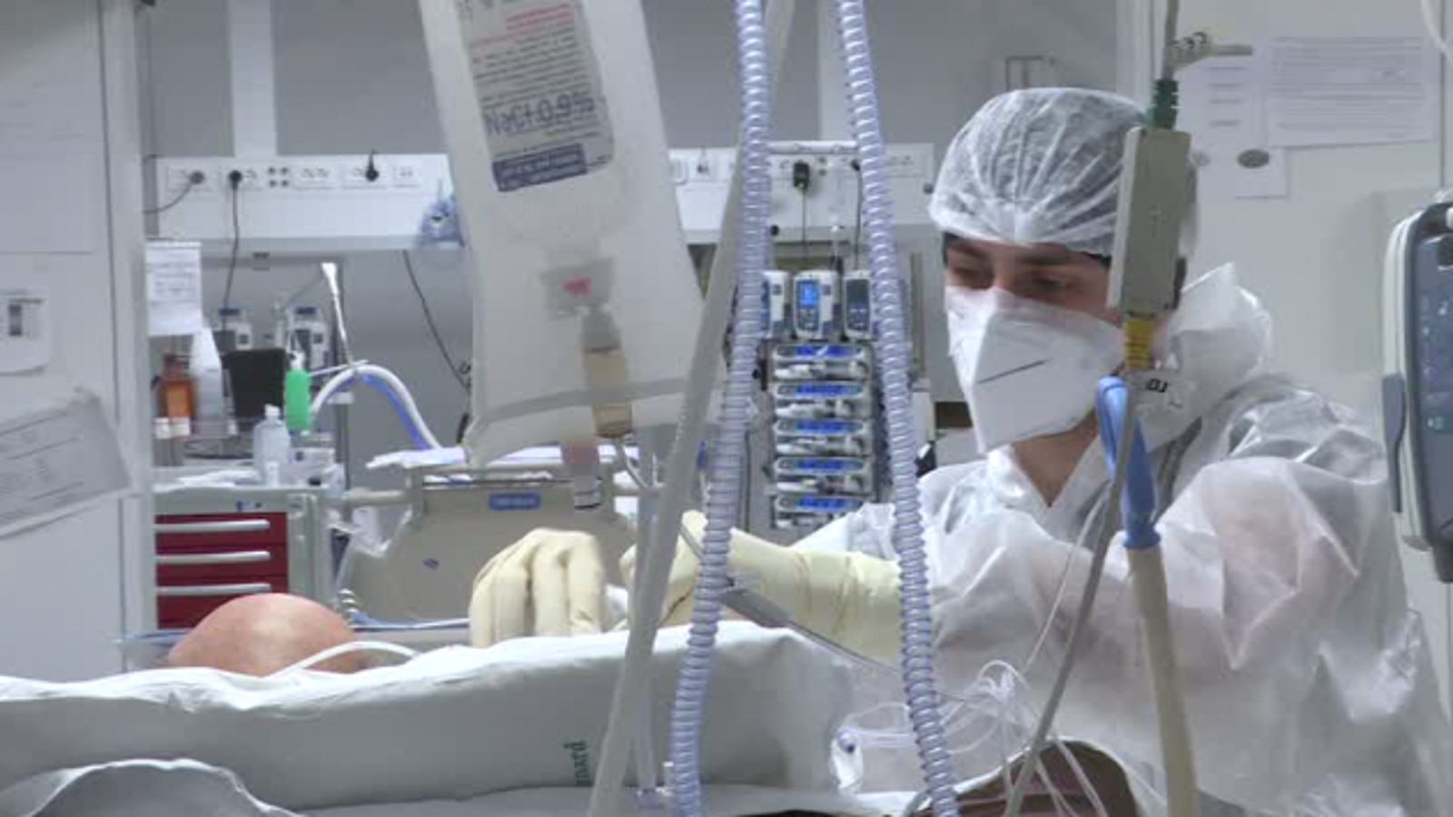 Giovane negazionista morto per il Covid: ora anche il padre no-vax è gravissimo intubato in terapia intensiva