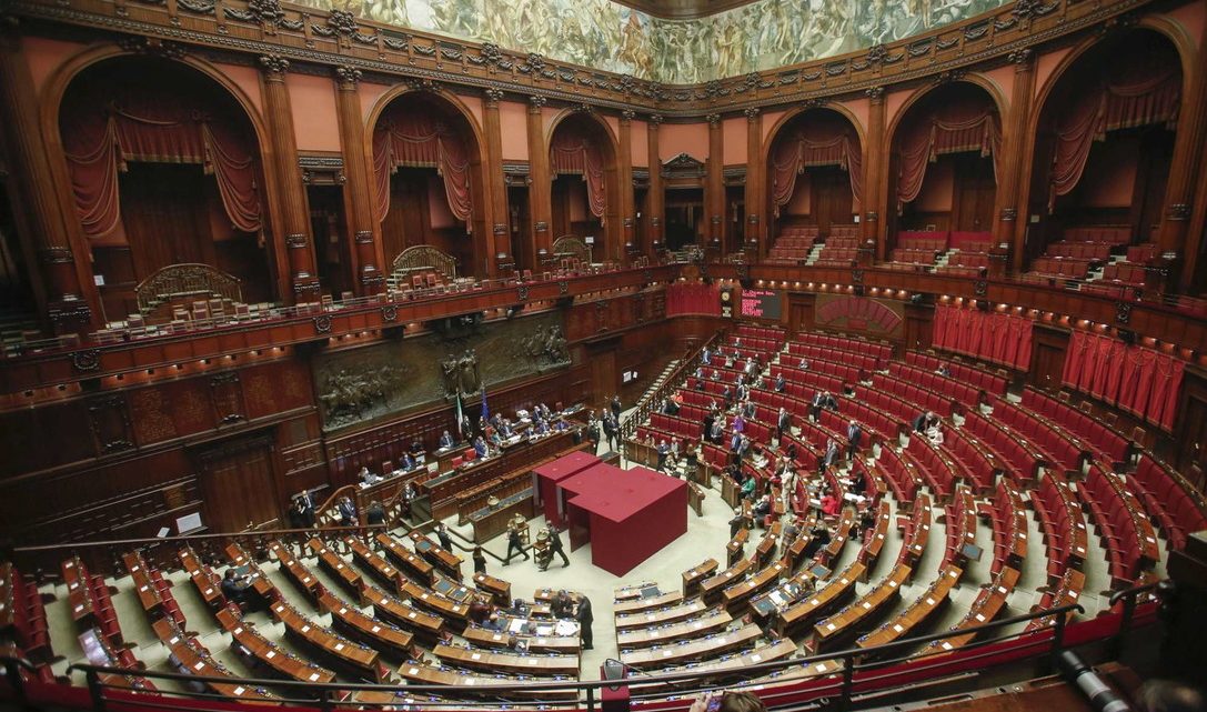 Quirinale, Mattarella il più votato alla terza chiama. E spunta Casini