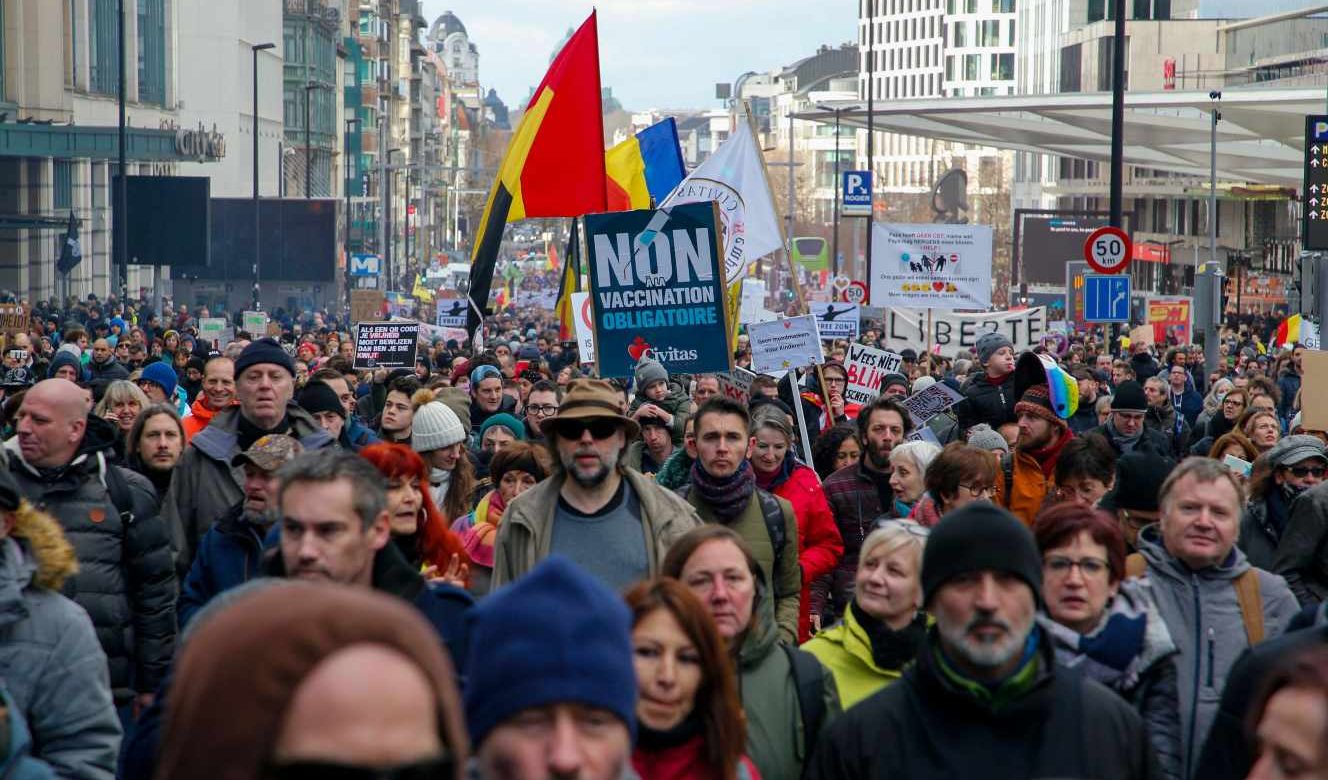La quarta ondata Covid non ferma i no-vax: a Bruxelles in piazza contro le restrizioni