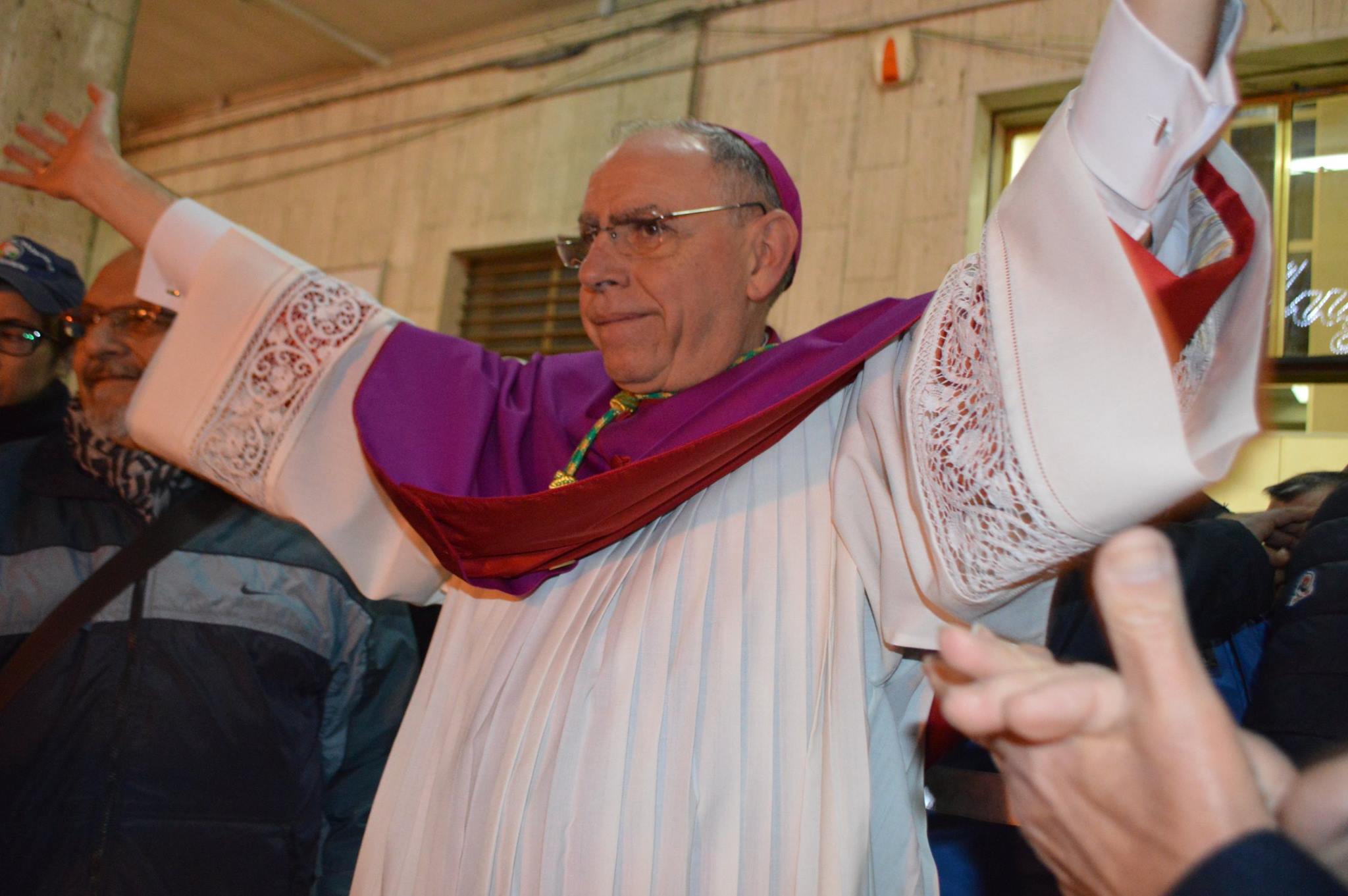 Il vescovo duro con i sacerdoti no-vax: "Stop alle attività pastorali e divieto di dare la comunione"